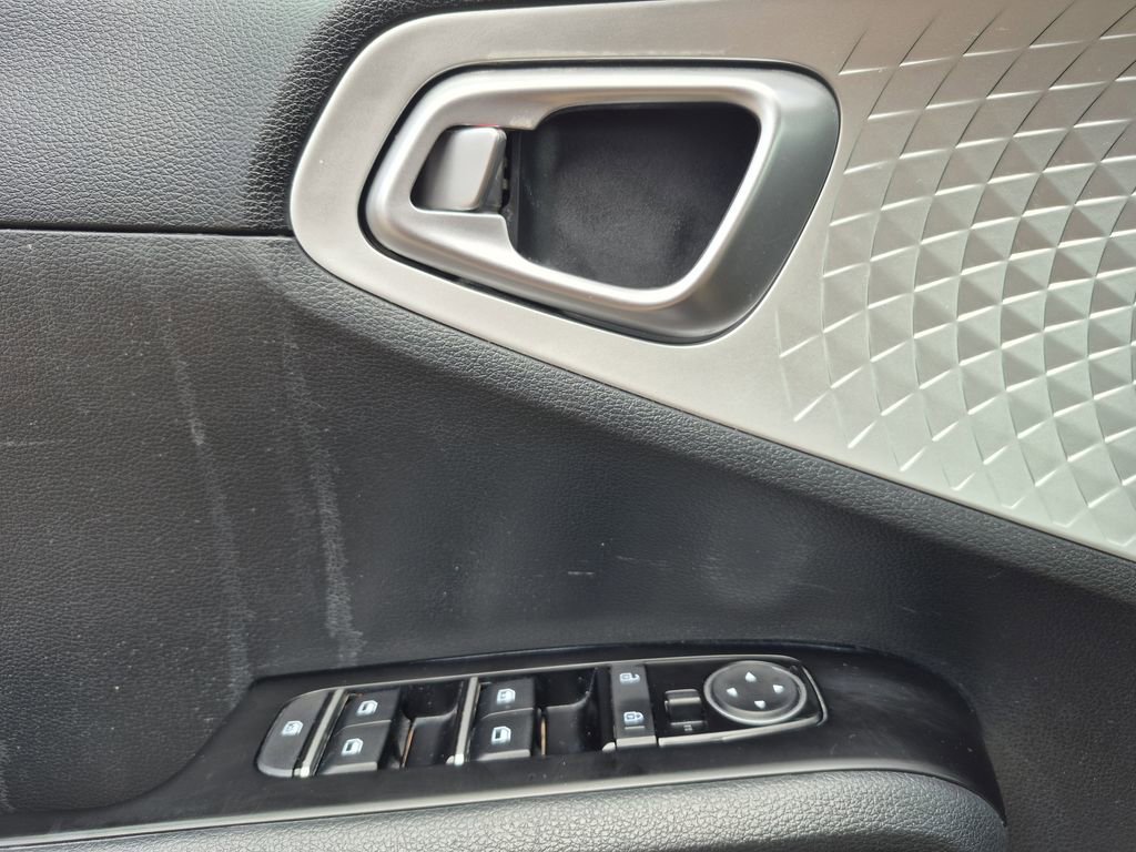 Used 2023 Kia Soul LX FWD image 9