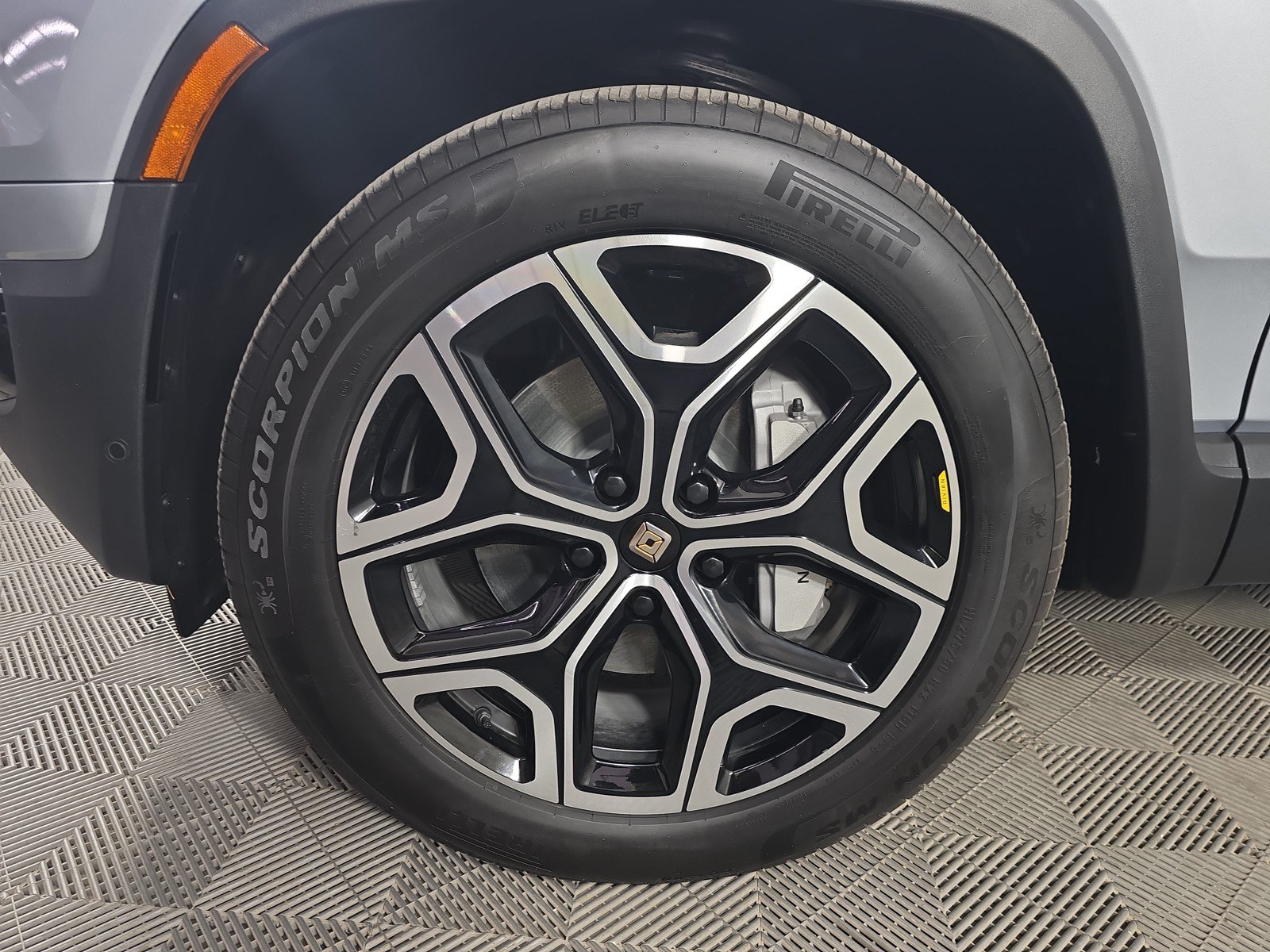 Used 2025 Rivian R1S Adventure AWD/4WD image 9