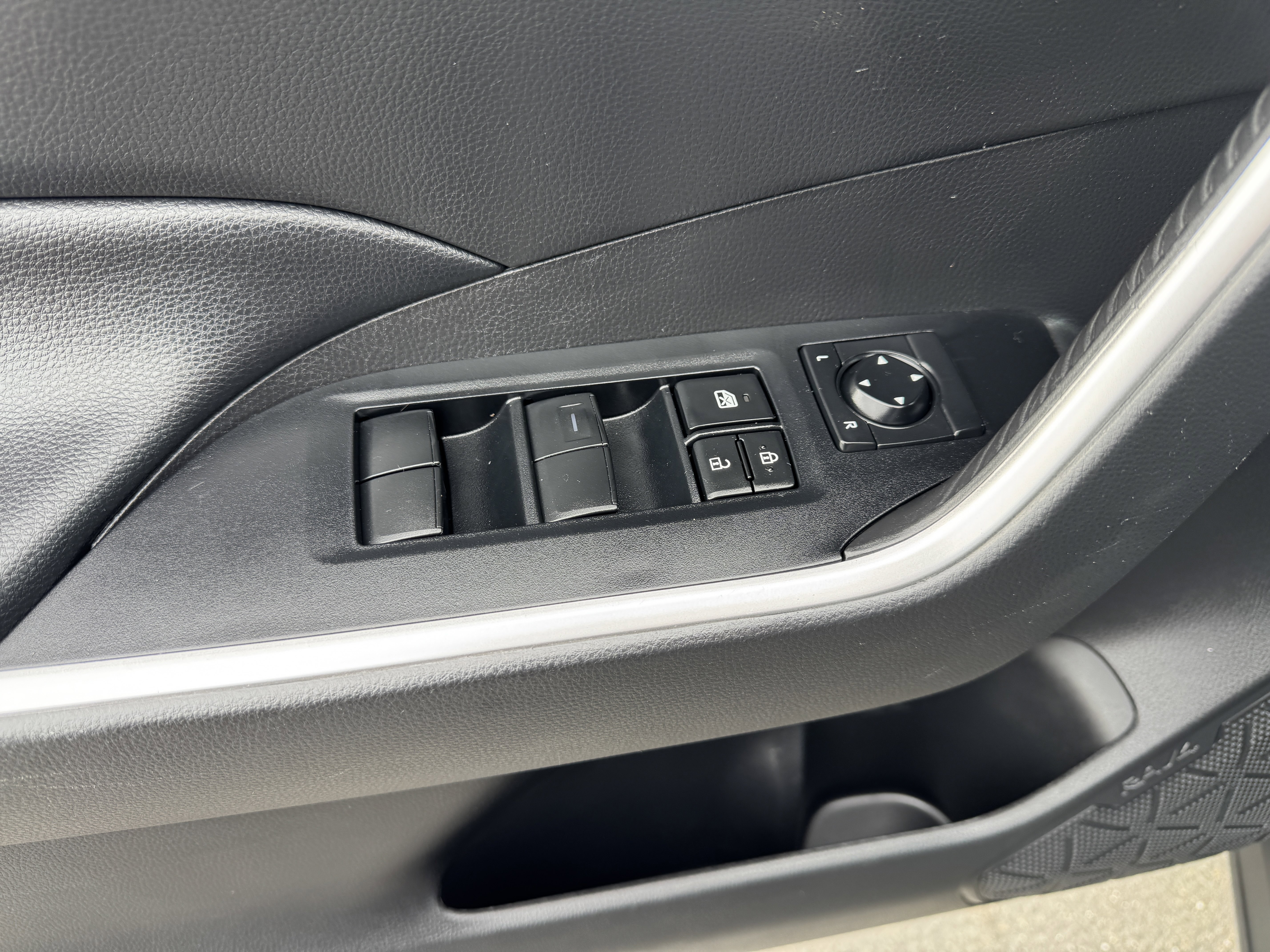 Used 2021 Toyota RAV4 XLE image 12