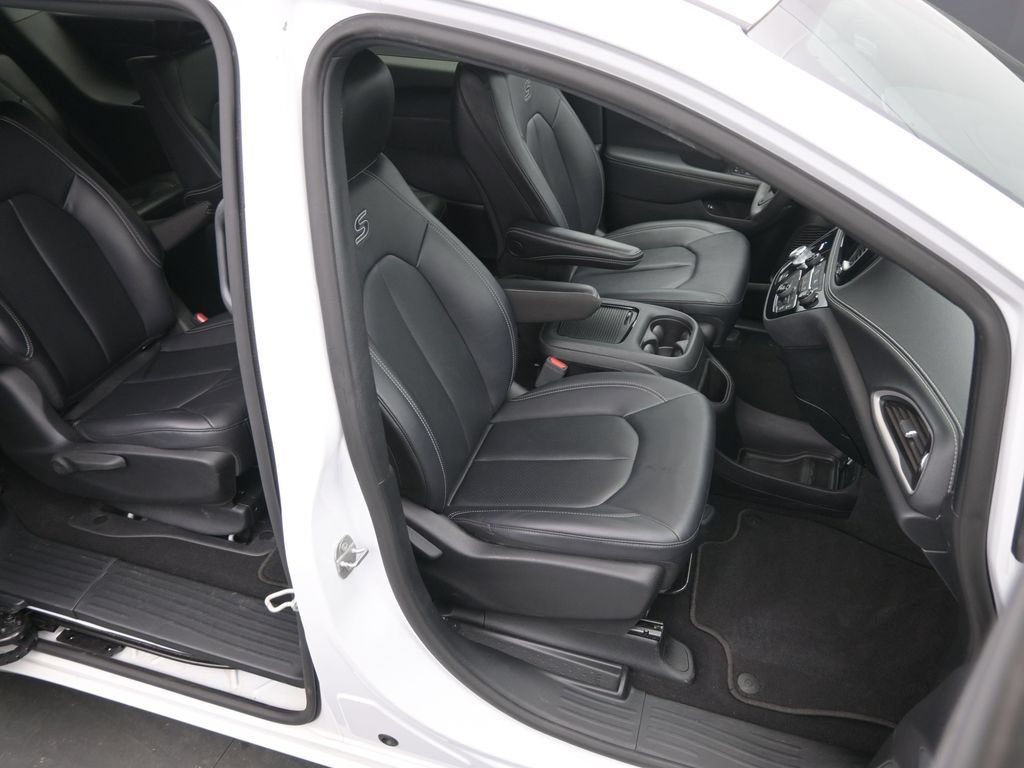 Used 2024 Chrysler Pacifica Limited FWD image 13