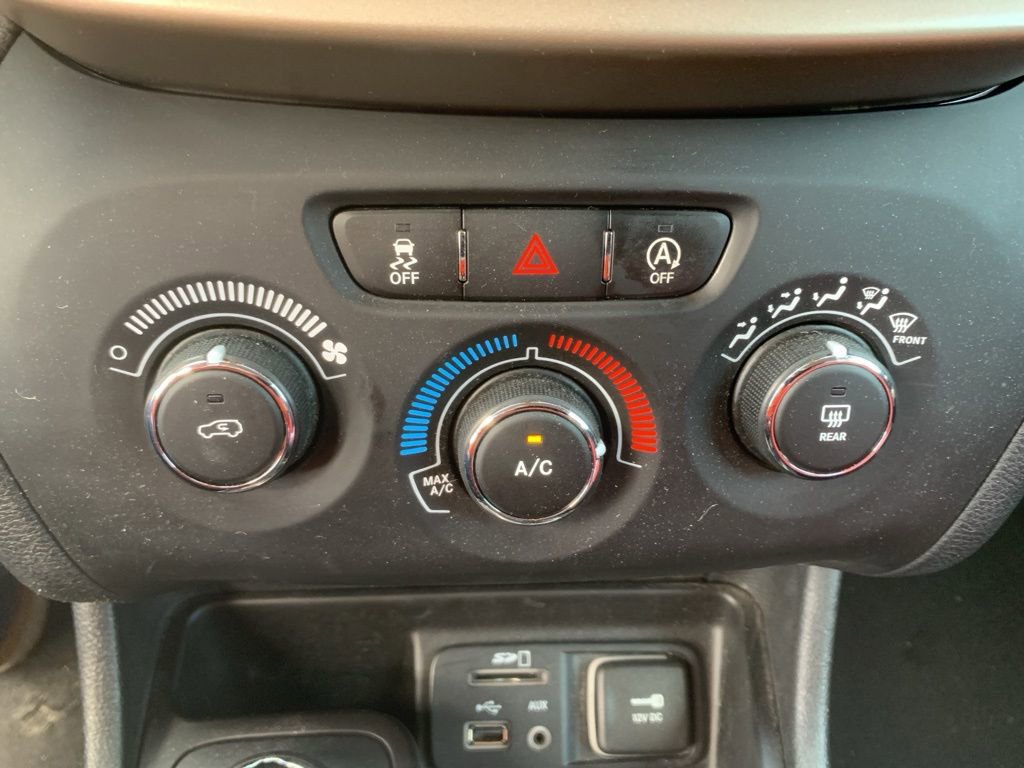 Used 2018 Jeep Cherokee Latitude w/ Altitude Package image 19