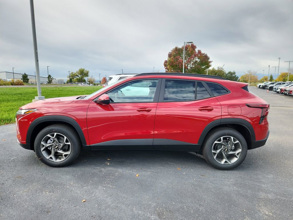 New 2026 Chevrolet Trax LT w/ Sunroof Package FWD video 2