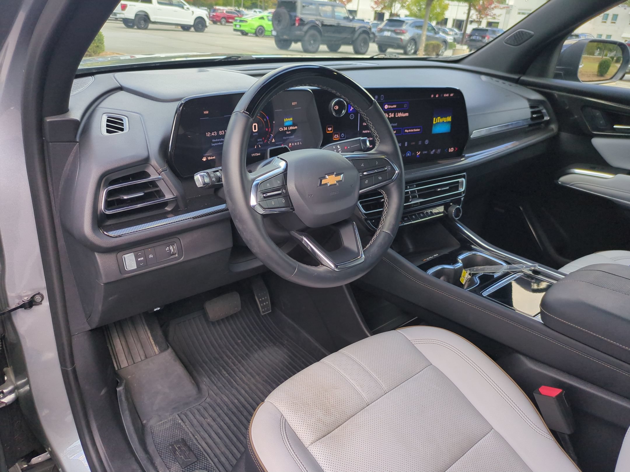 Used 2025 Chevrolet Traverse High Country FWD image 14
