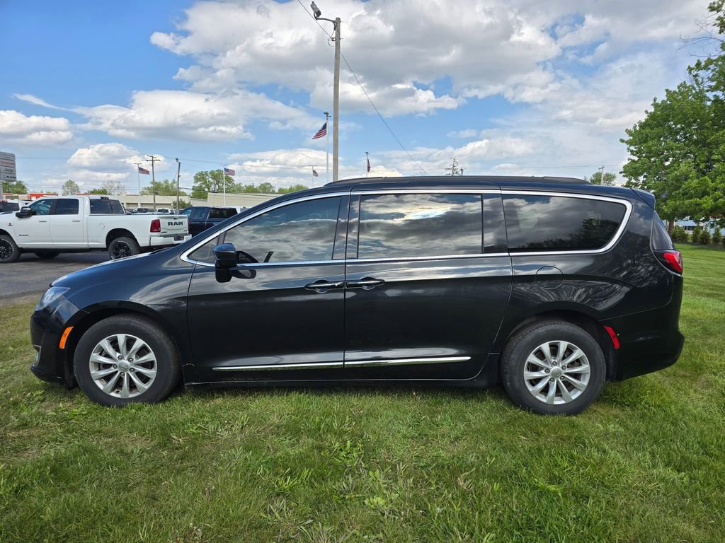 Used 2017 Chrysler Pacifica Touring-L FWD image 4
