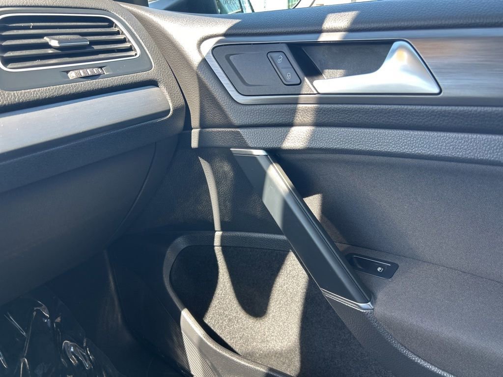 Used 2019 Volkswagen e-Golf SE FWD image 16