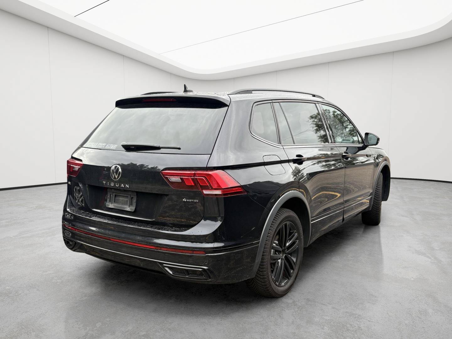 Used 2022 Volkswagen Tiguan SE R-Line AWD/4WD image 4