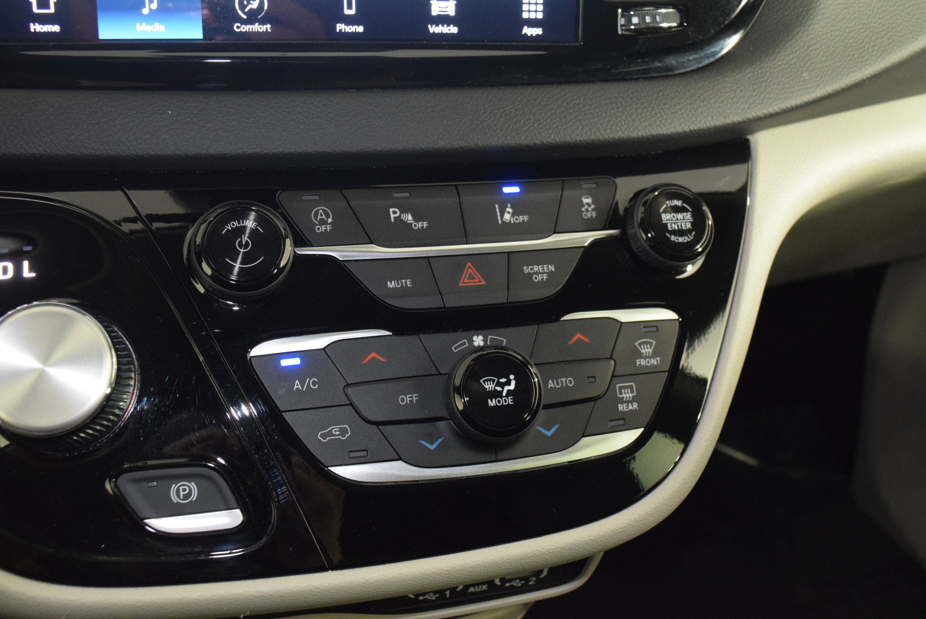Used 2024 Chrysler Pacifica Touring-L image 23