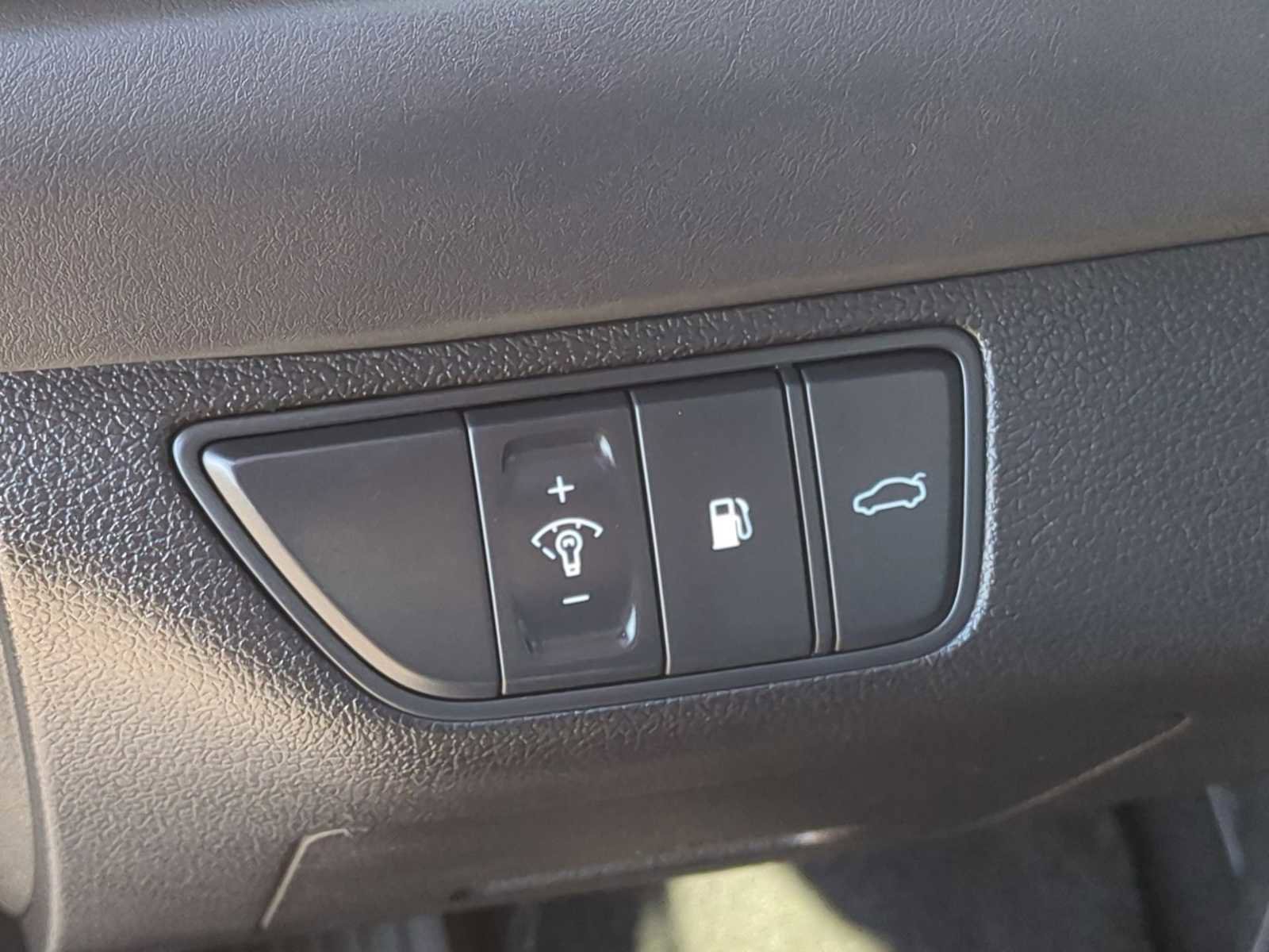 Used 2025 Genesis G70 2.5T image 35