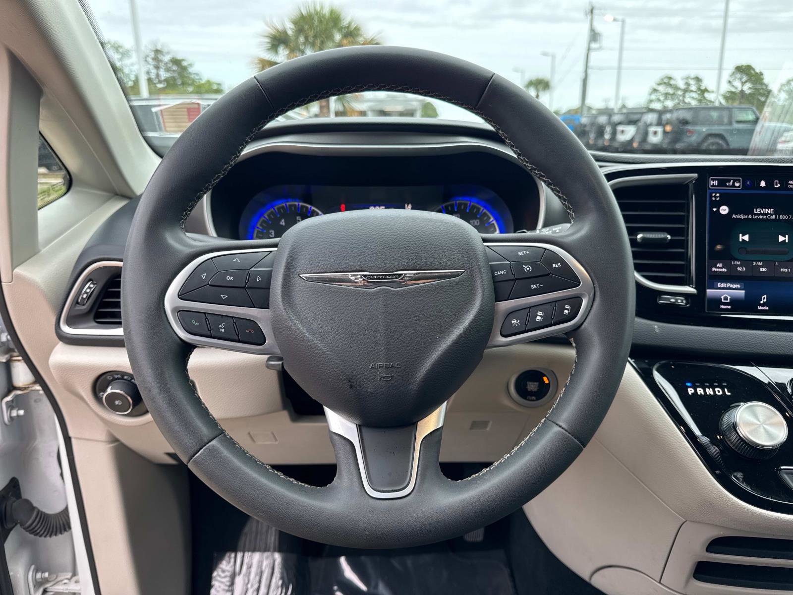 Certified 2023 Chrysler Pacifica Touring-L image 28