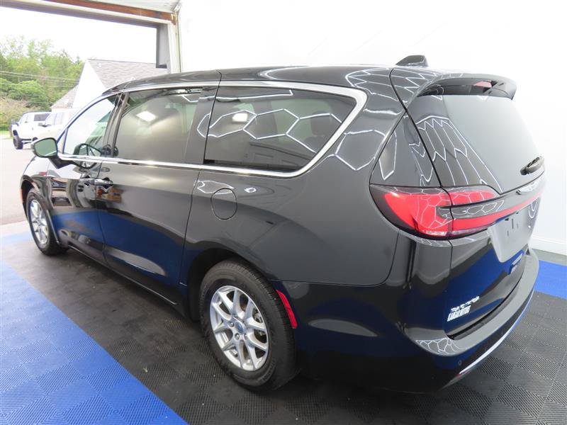 Used 2023 Chrysler Pacifica Touring-L FWD image 10