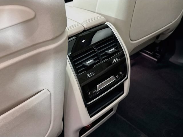 Used 2022 BMW X7 xDrive40i w/ Premium Package AWD/4WD image 26