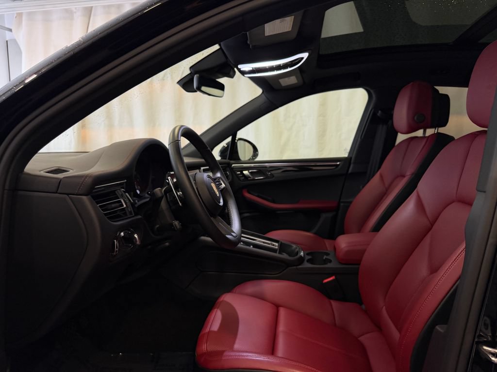 Certified 2026 Porsche Macan AWD/4WD image 5