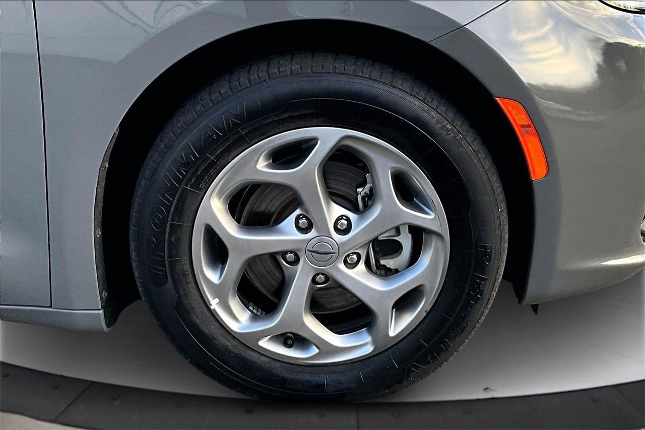 Certified 2023 Chrysler Pacifica Limited image 35