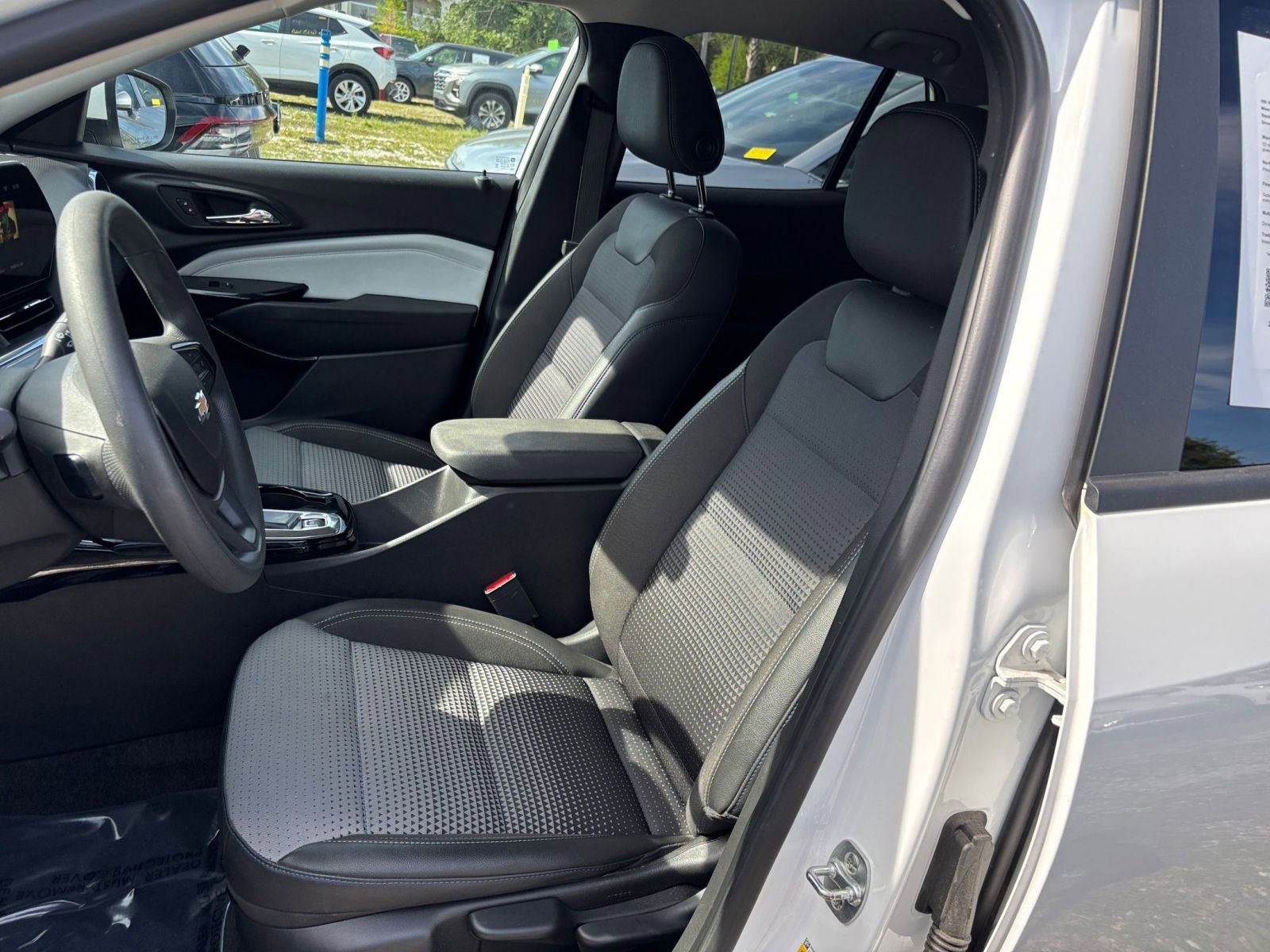 Used 2025 Chevrolet Trax LT image 38
