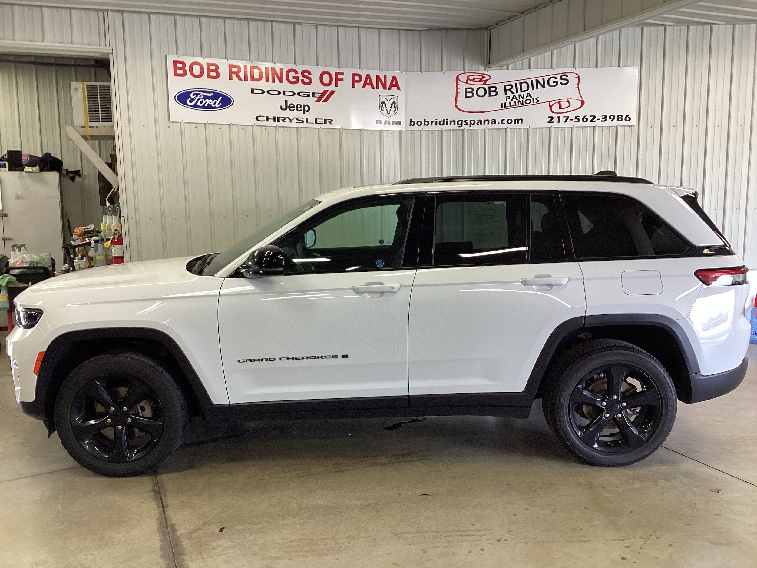 Used 2024 Jeep Grand Cherokee Altitude AWD/4WD image 2