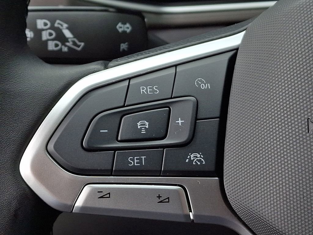 Certified 2025 Volkswagen Taos SE AWD/4WD image 22