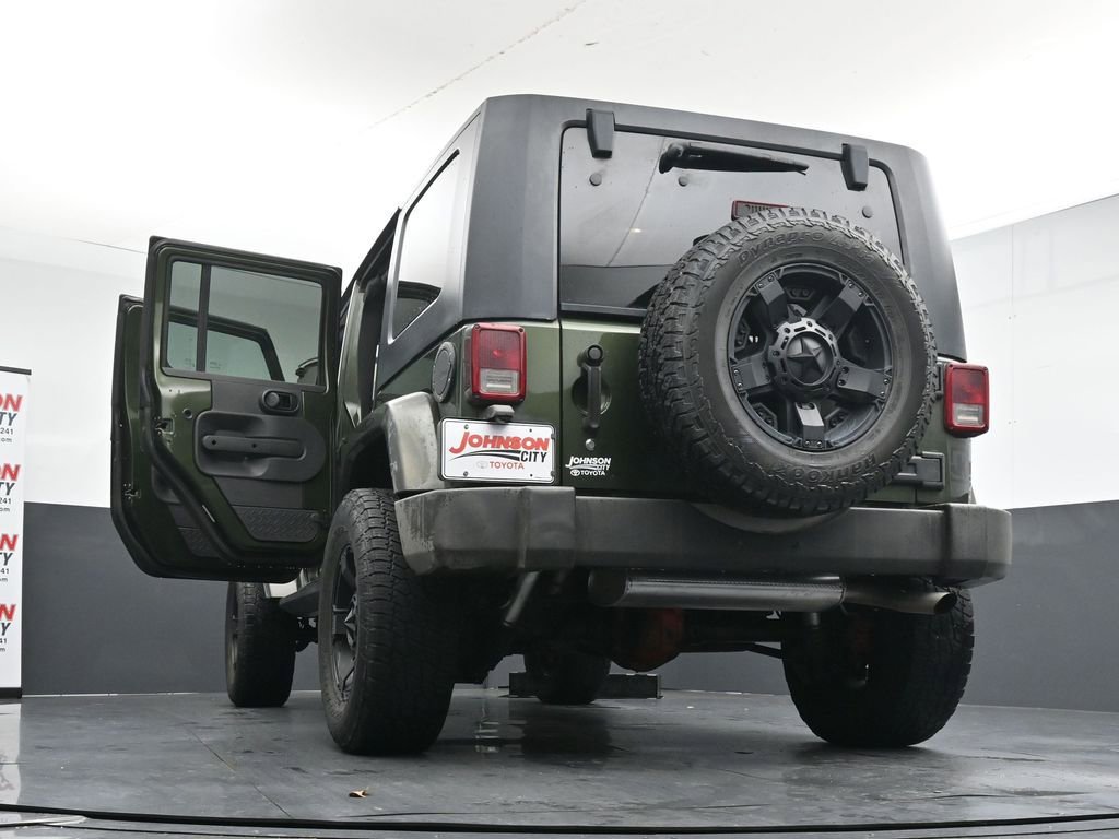 Used 2007 Jeep Wrangler Unlimited Sahara w/ Dual Top Group AWD/4WD image 41