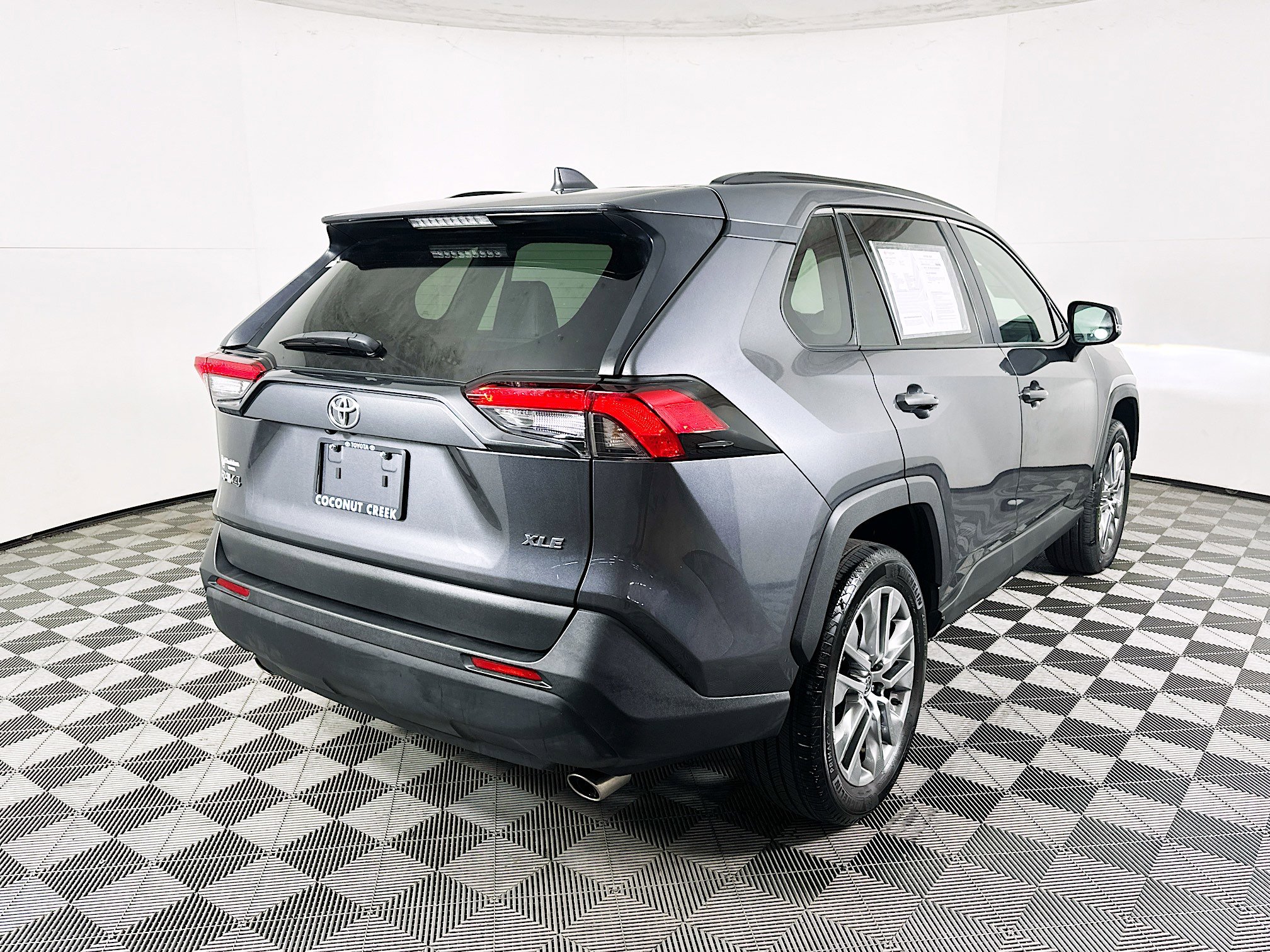 Used 2023 Toyota RAV4 XLE Premium image 3