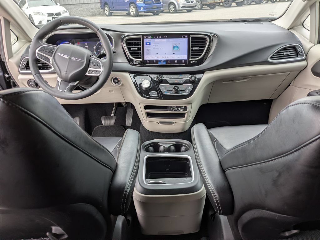 Used 2023 Chrysler Pacifica Touring-L FWD image 5