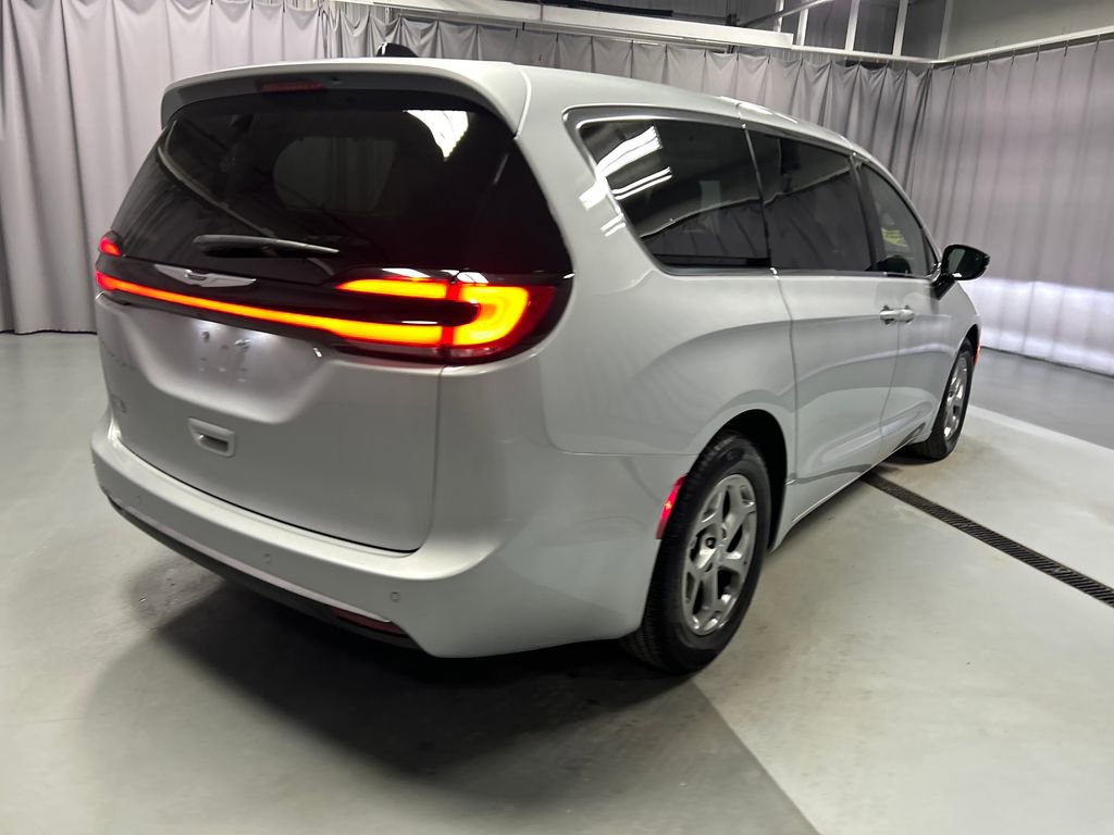 Used 2024 Chrysler Pacifica Limited image 7