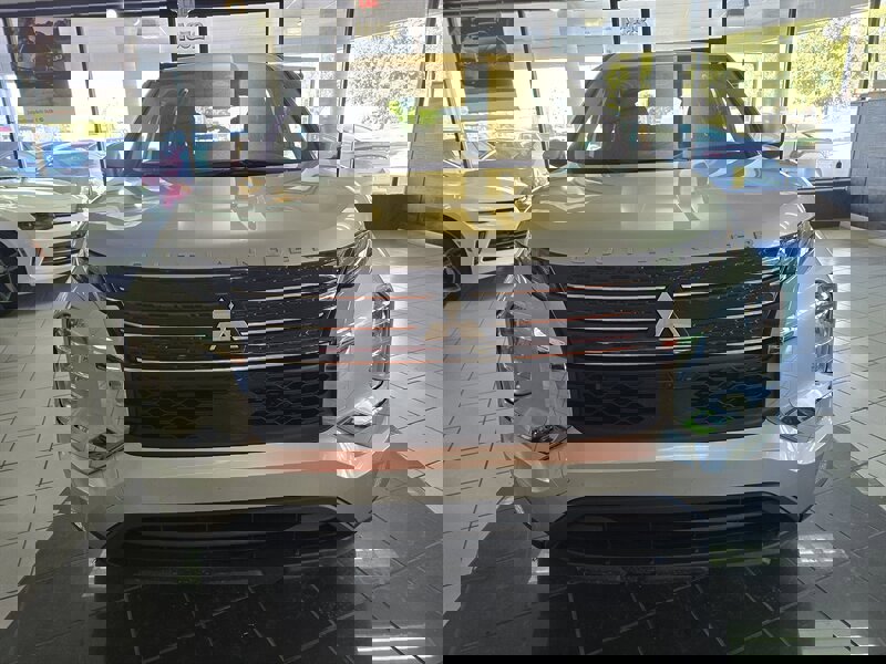 Used 2024 Mitsubishi Outlander ES image 2