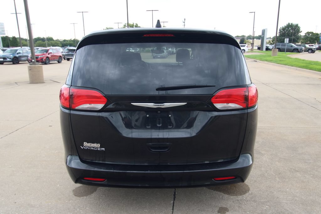 Used 2022 Chrysler Voyager LX FWD image 16