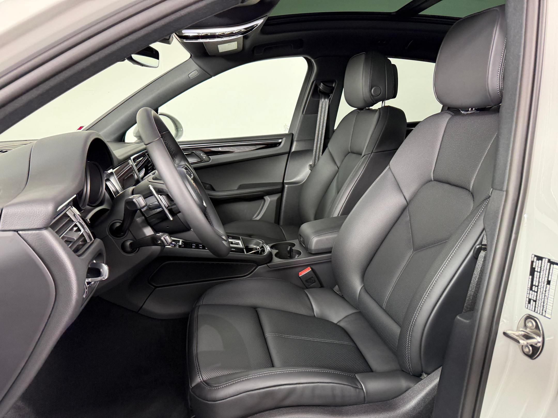 Certified 2026 Porsche Macan AWD/4WD image 5