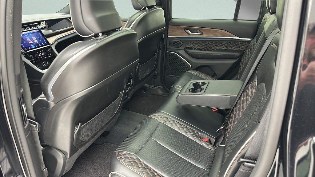 Used 2023 Jeep Grand Cherokee Summit AWD/4WD image 9