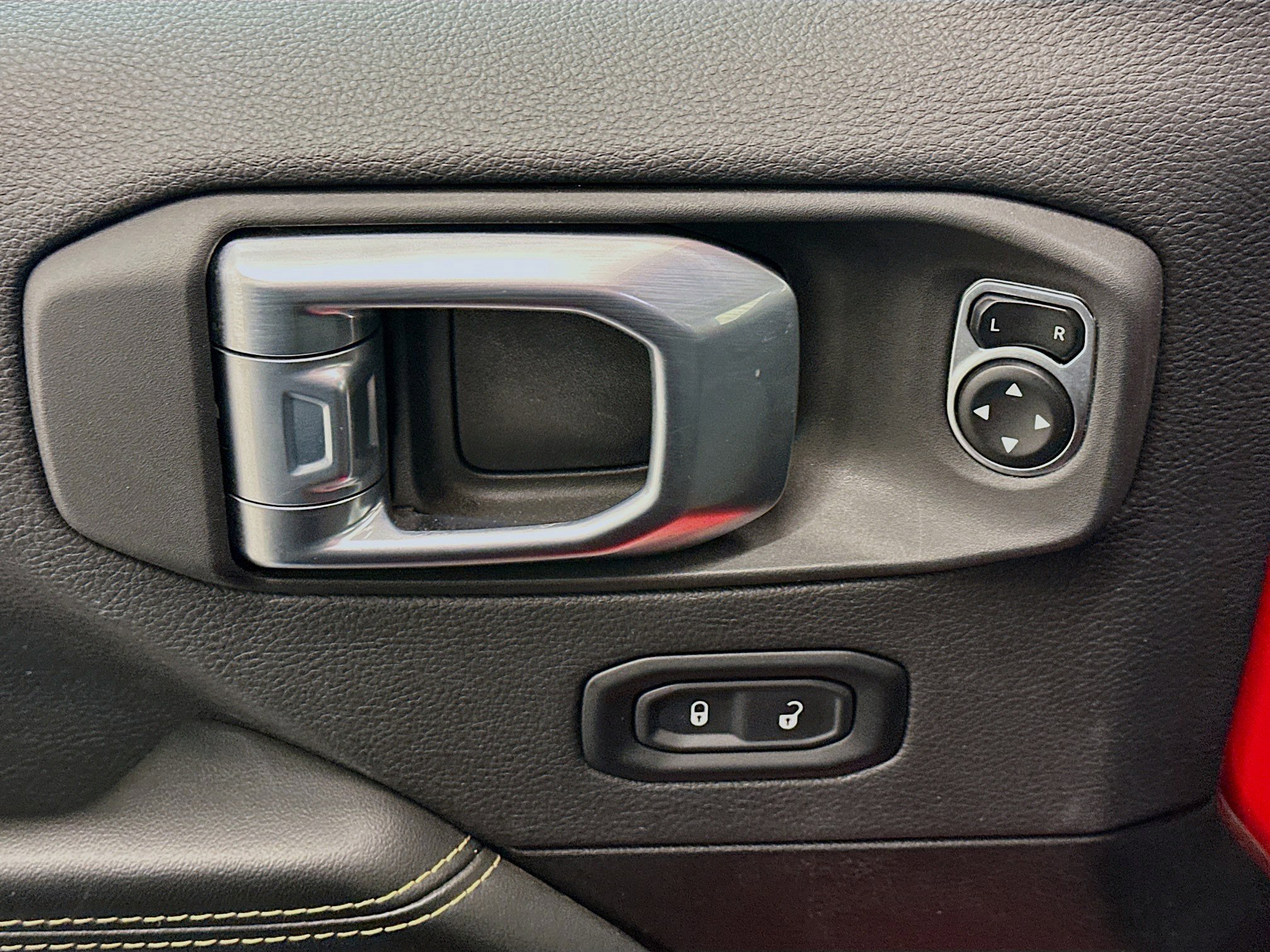 Used 2025 Jeep Wrangler Unlimited Sahara AWD/4WD image 15