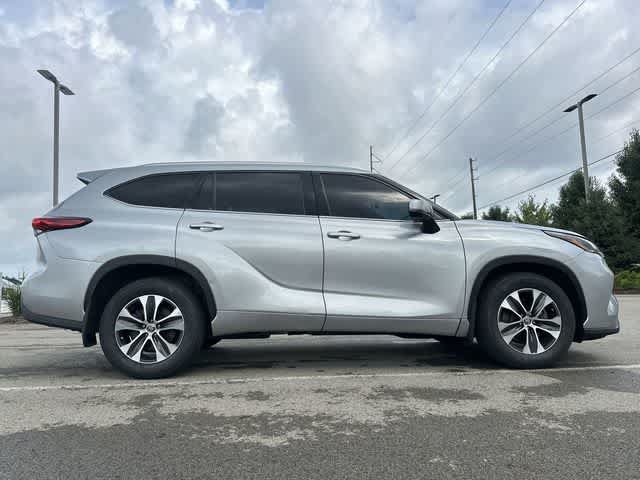 Used 2020 Toyota Highlander XLE AWD/4WD image 3