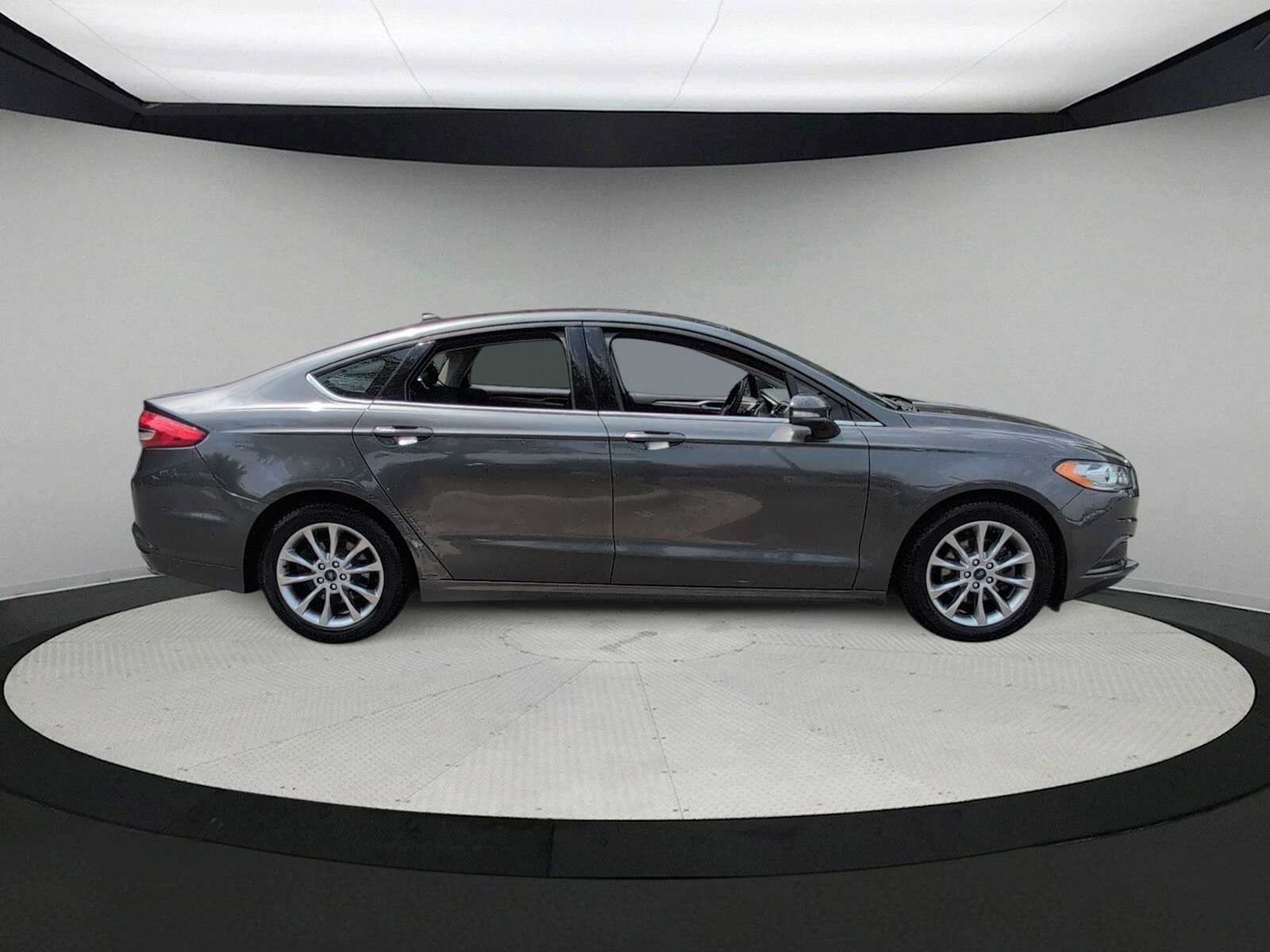Used 2017 Ford Fusion SE FWD image 9