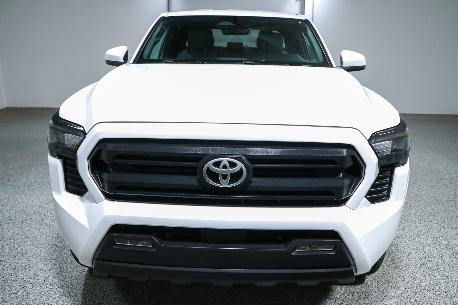 Used 2024 Toyota Tacoma SR5 AWD/4WD image 4