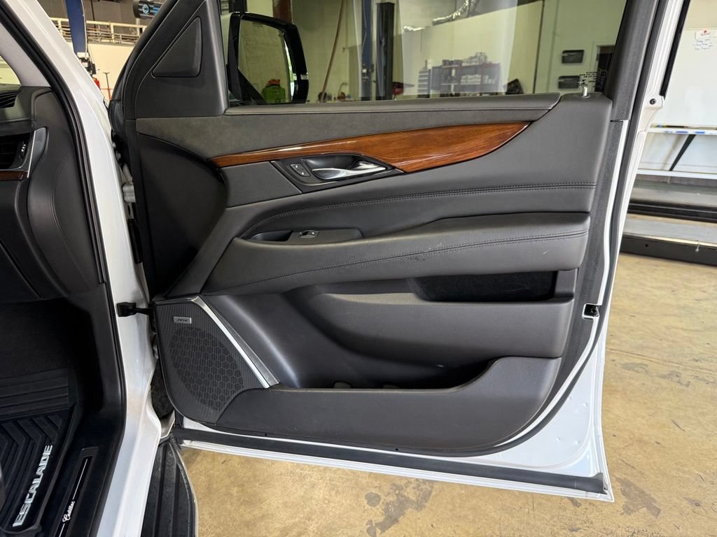 Used 2020 Cadillac Escalade Luxury AWD/4WD image 37