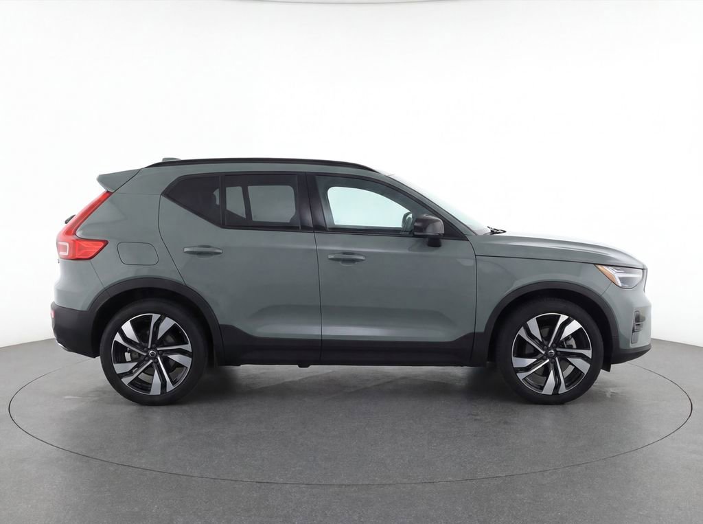 Used 2024 Volvo XC40 B5 Plus w/ Protection Package Premier AWD/4WD image 8