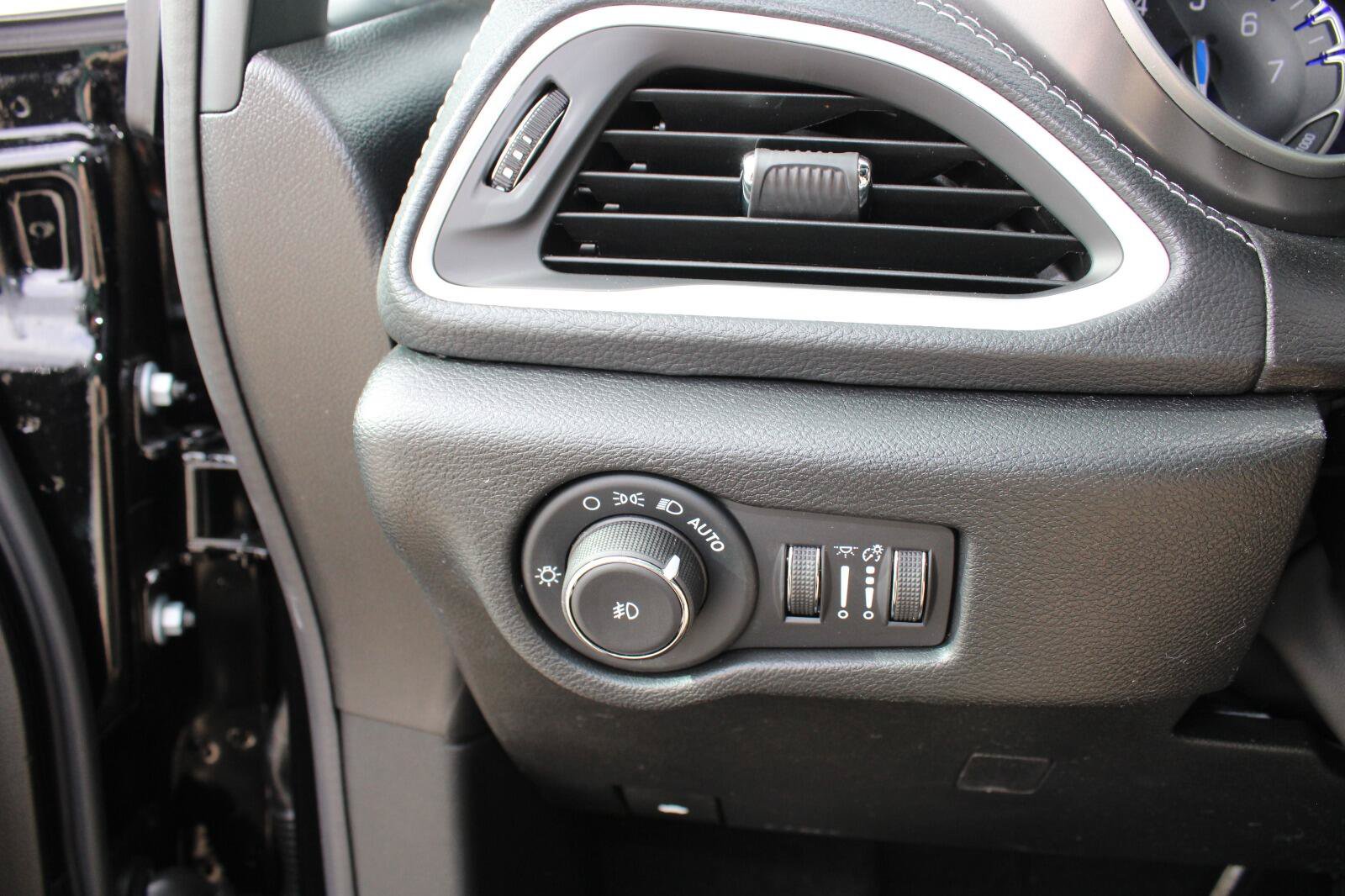 New 2026 Chrysler Pacifica Select FWD image 13