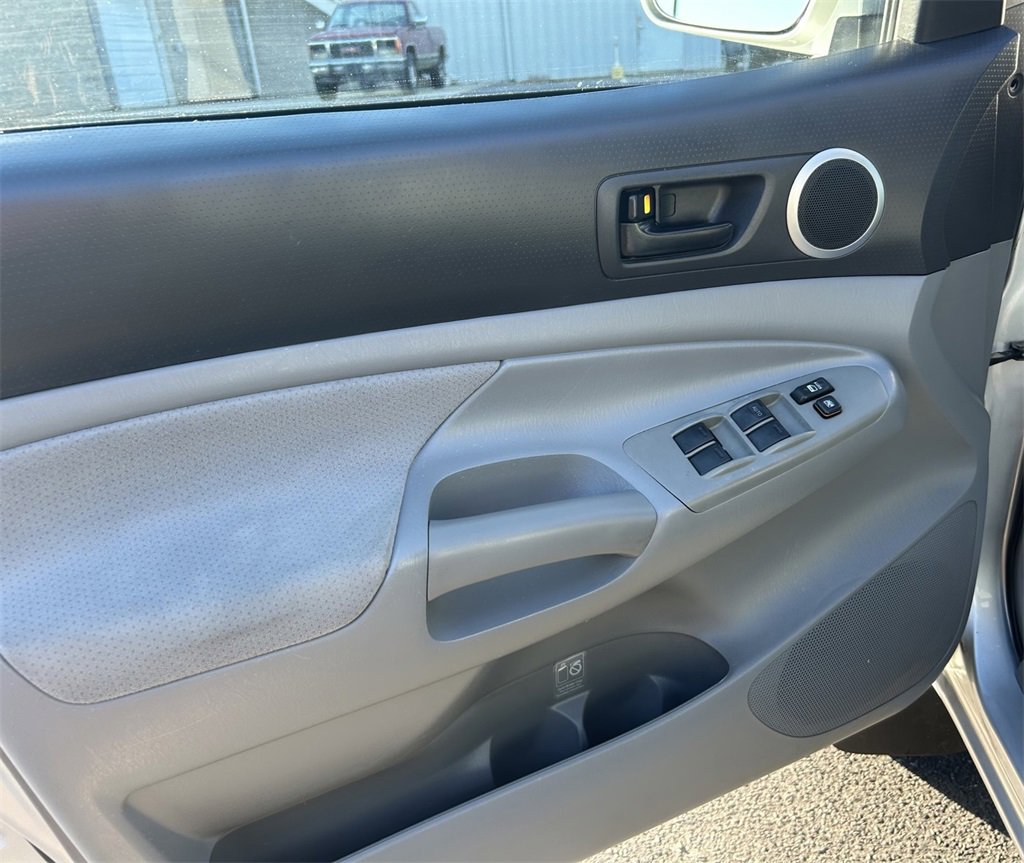 Used 2005 Toyota Tacoma 4x4 Double Cab w/ TRD Sport Pkg #2 image 12