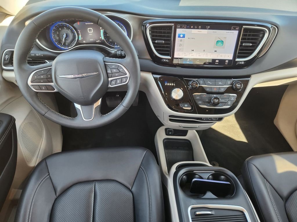 Used 2024 Chrysler Pacifica Touring-L image 26