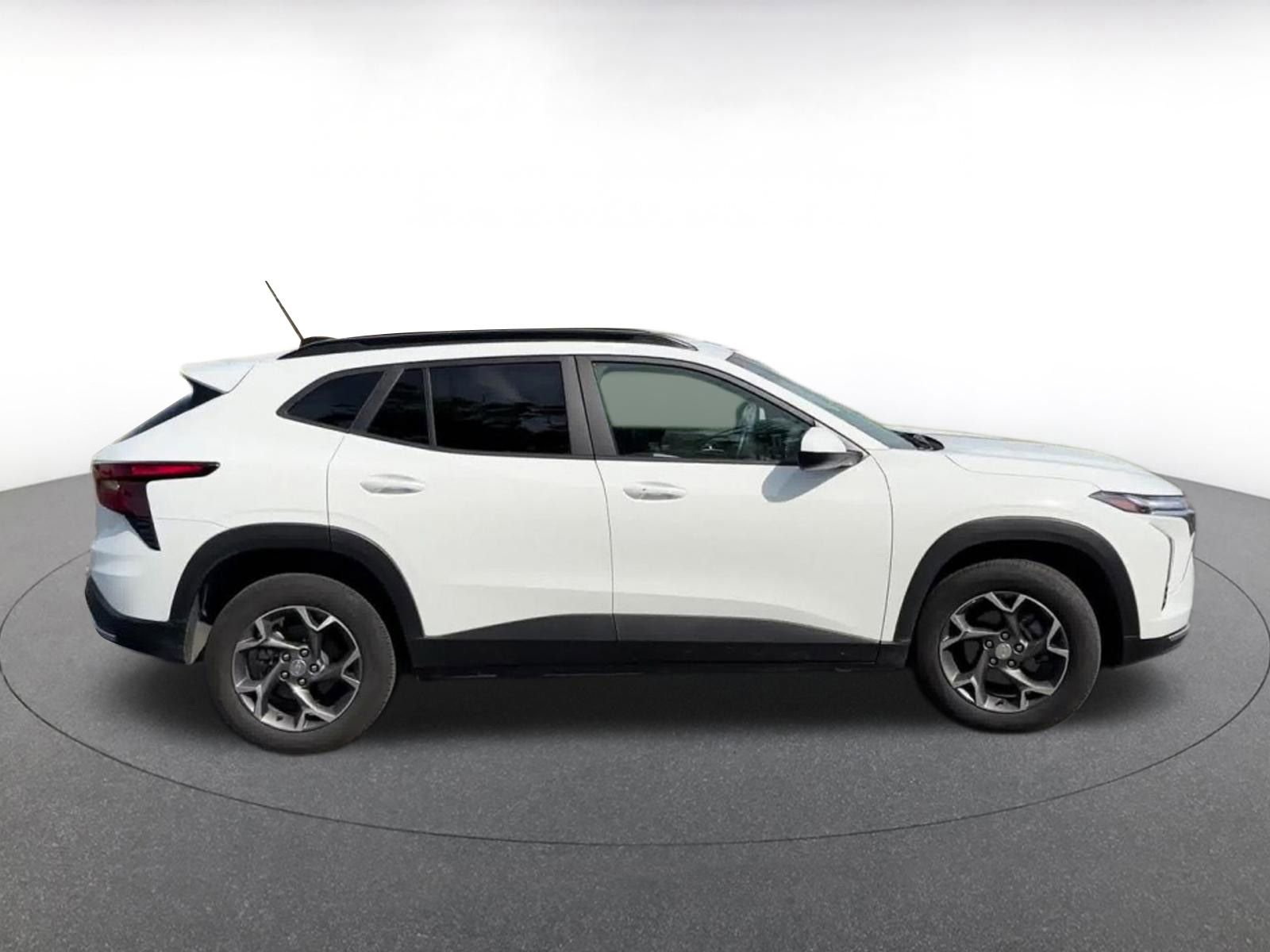 Used 2025 Chevrolet Trax LT w/ LT Convenience Package image 16