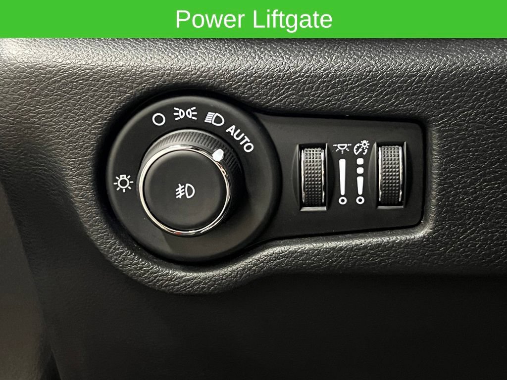 Used 2025 Chrysler Pacifica Select FWD image 19