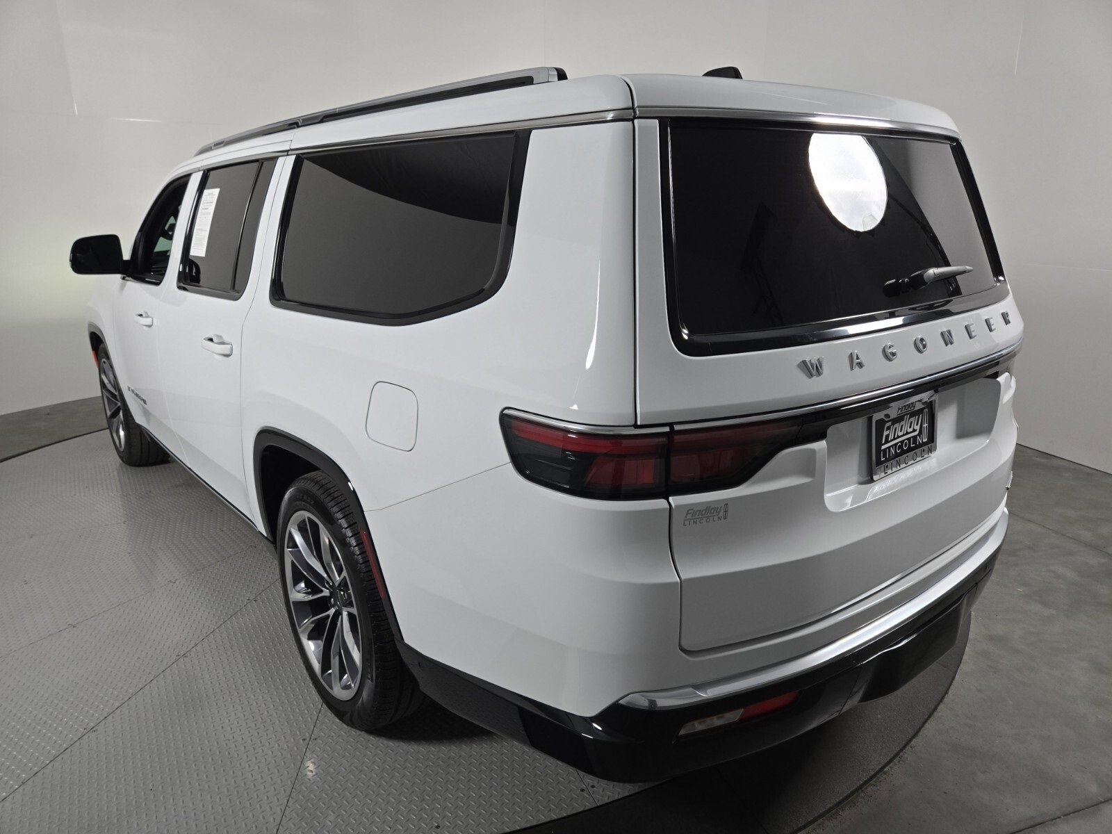 Used 2024 Jeep Wagoneer L Series III w/ Premium Group I image 6