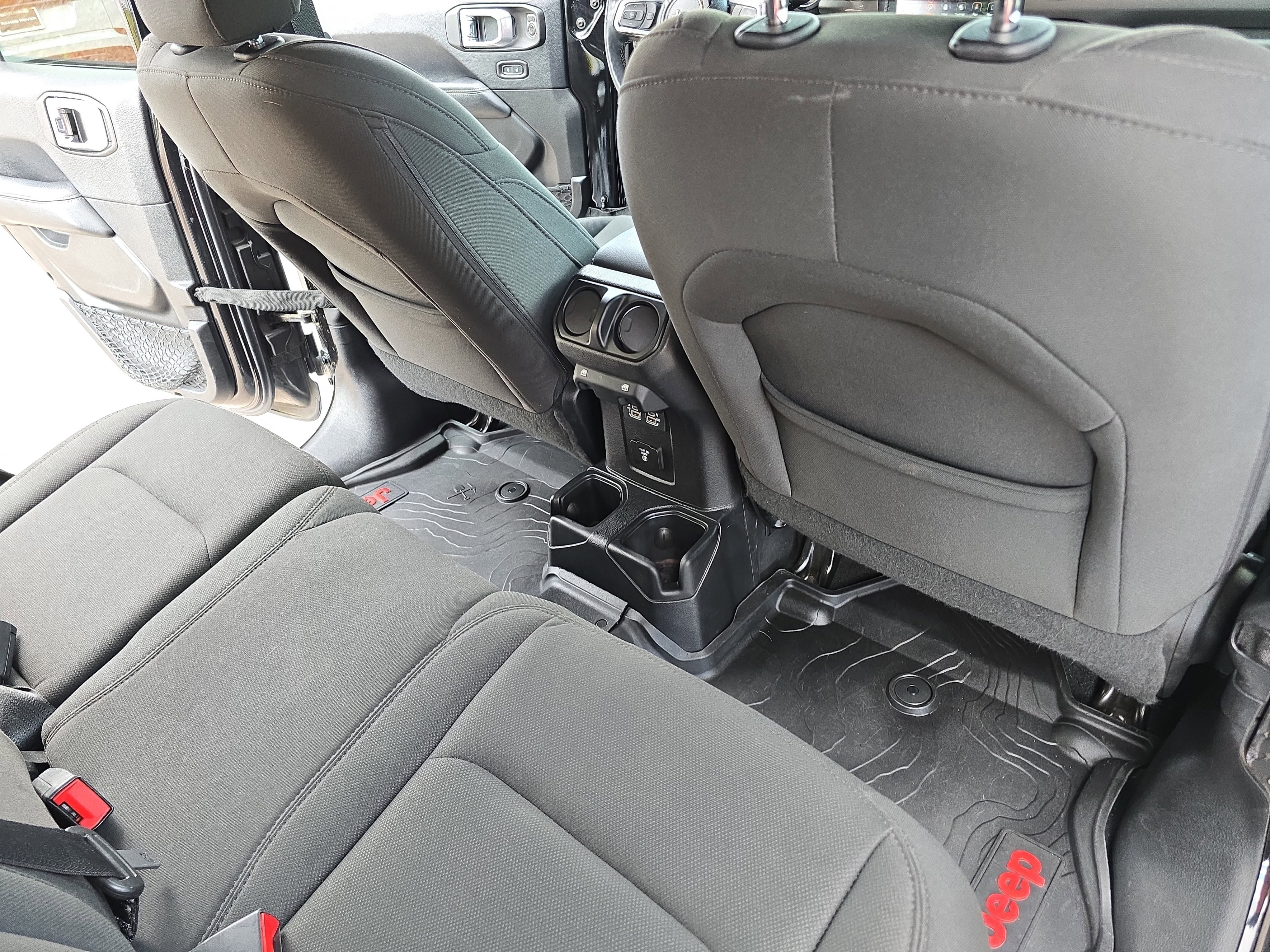 Used 2018 Jeep Wrangler Unlimited Sahara image 11