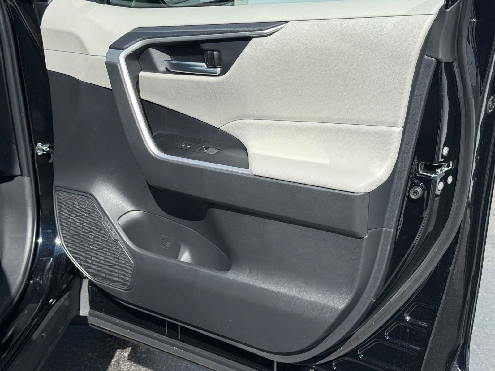 Certified 2025 Toyota RAV4 XLE w/ Convenience Package image 22
