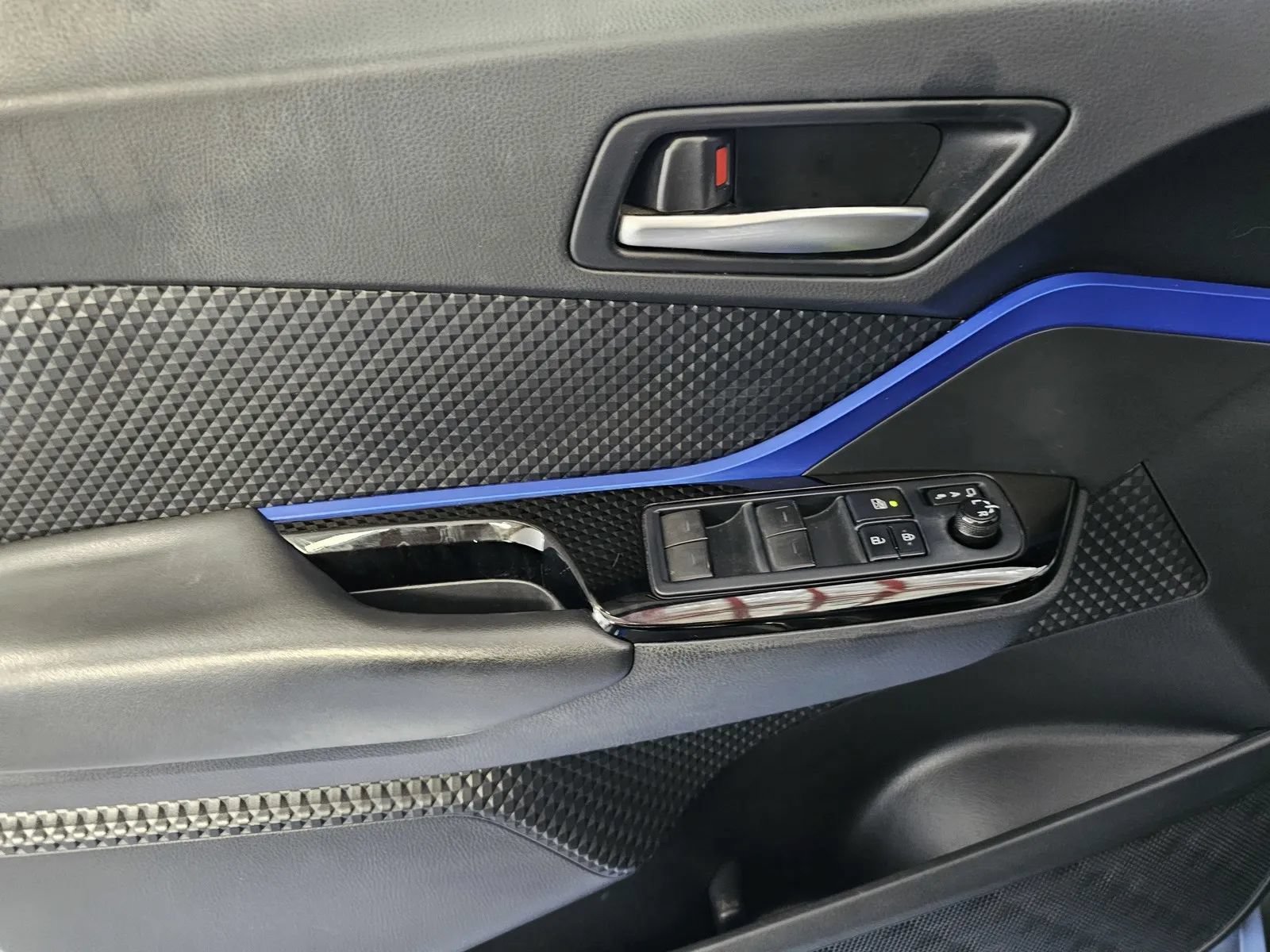 Used 2022 Toyota C-HR XLE FWD image 14