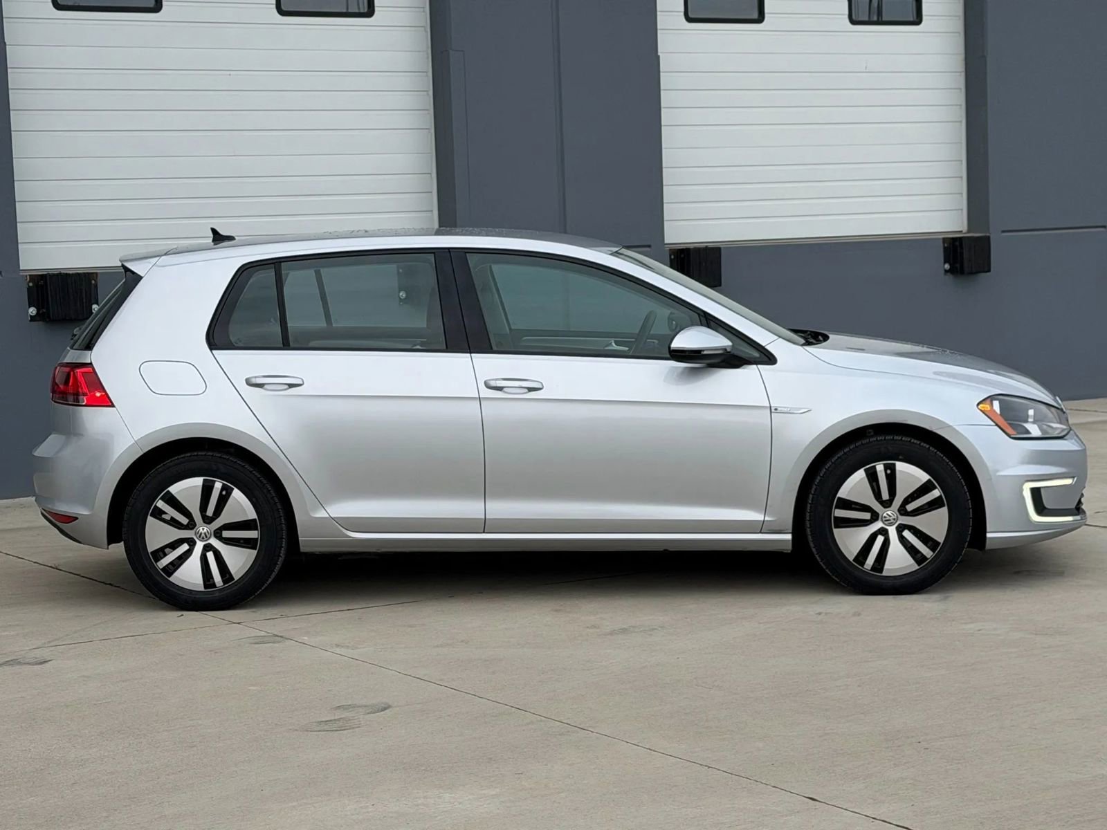 Used 2016 Volkswagen e-Golf SE image 9
