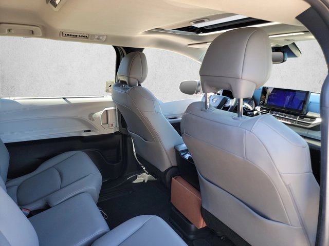 Used 2026 Toyota Sienna XLE FWD image 24