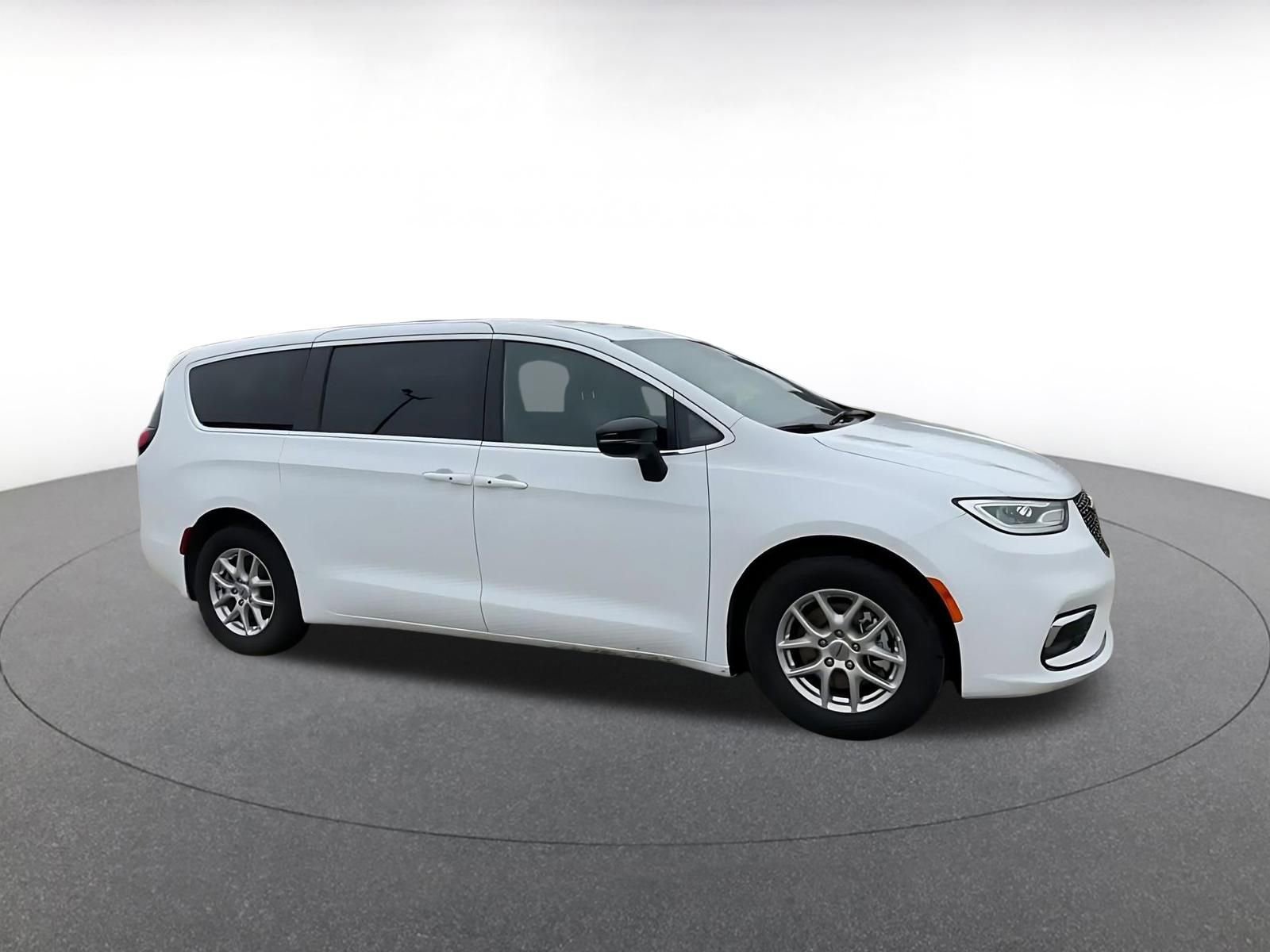 Used 2025 Chrysler Pacifica Select video 2