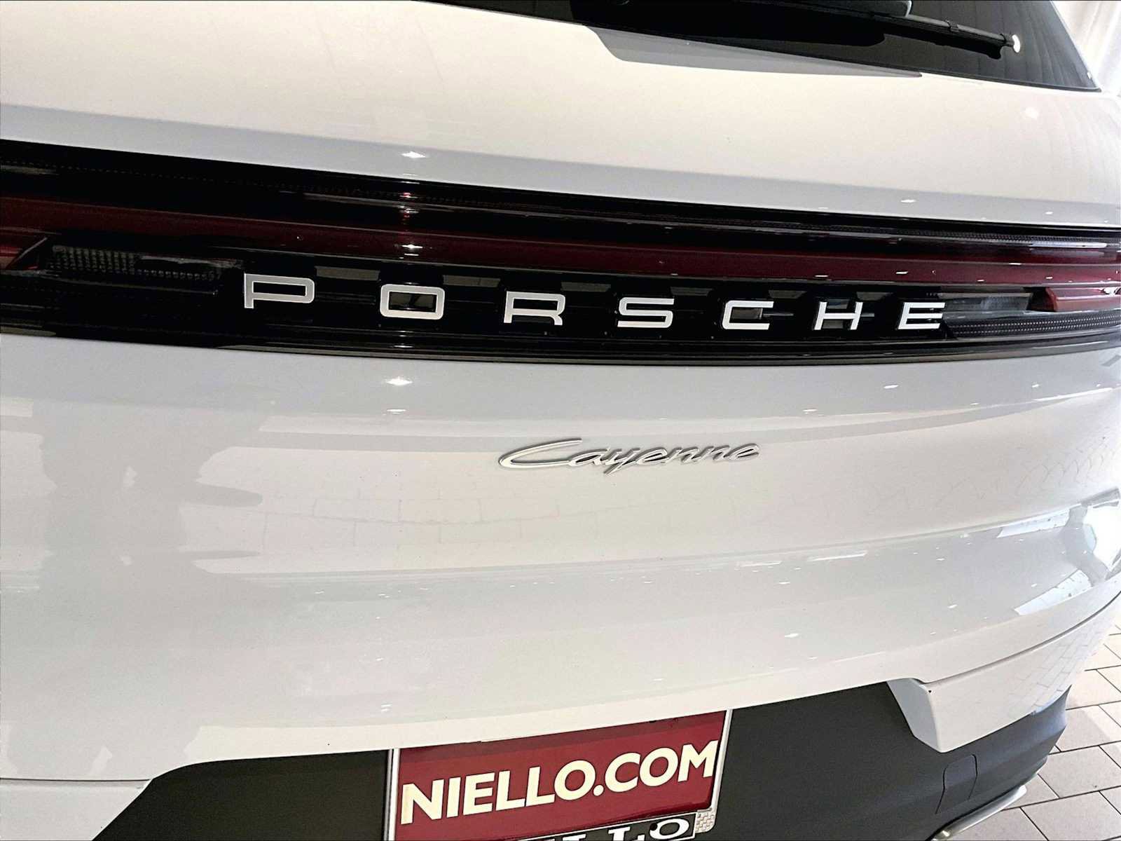 Used 2025 Porsche Cayenne image 38