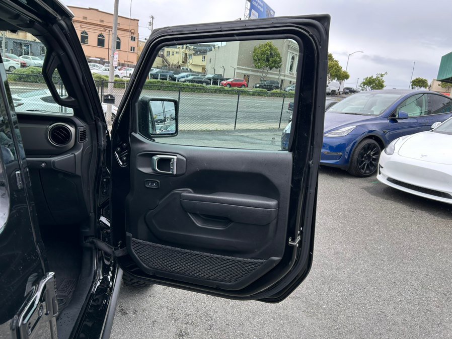Used 2023 Jeep Wrangler Unlimited w/ Sun & Screen Package AWD/4WD image 43