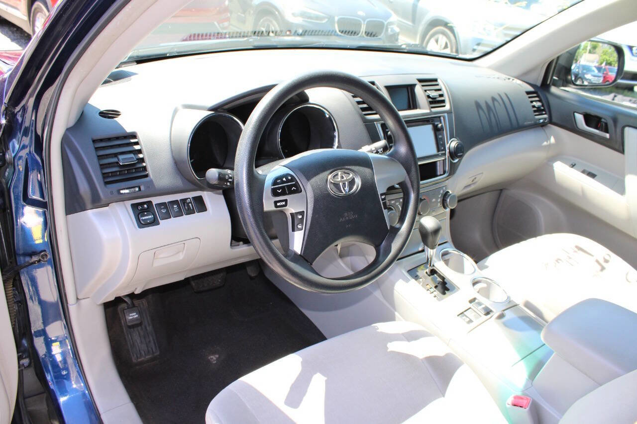 Used 2013 Toyota Highlander Plus AWD/4WD image 13