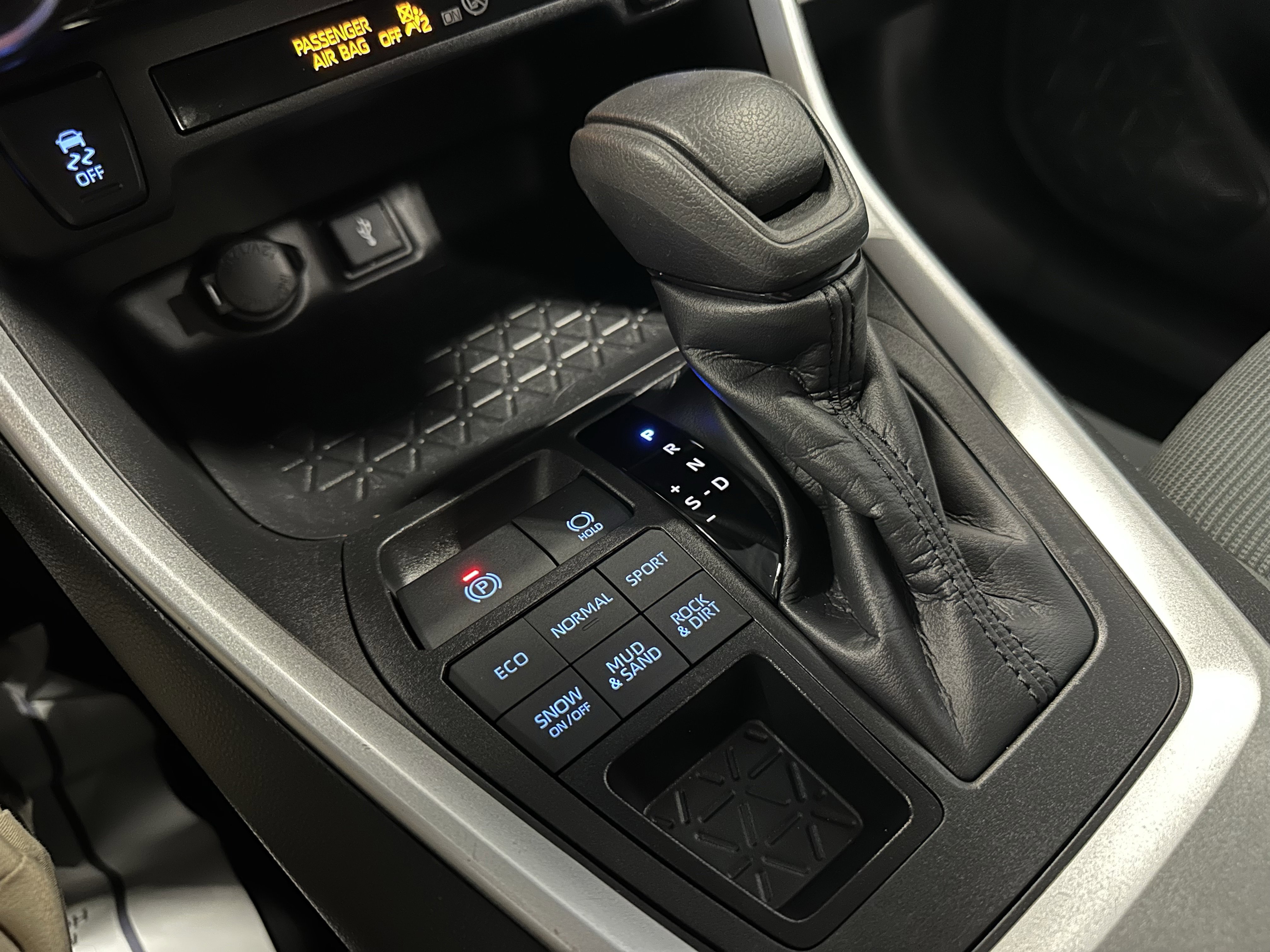 Used 2022 Toyota RAV4 LE w/ Carpet Mat Package (TMS) image 13